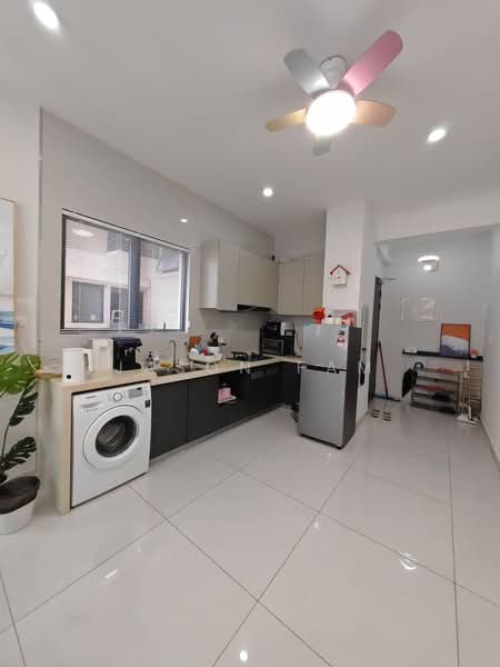 Bay Point @ Country Garden Danga Bay untuk Untuk Dijual - RM 650,000, Apr 2026 - Kitchen - PropertyGuru.com.my