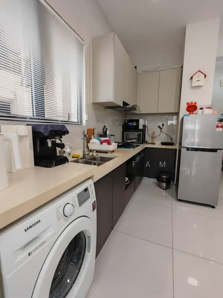 Bay Point @ Country Garden Danga Bay untuk Untuk Dijual - RM 650,000, Apr 2026 - Kitchen - PropertyGuru.com.my