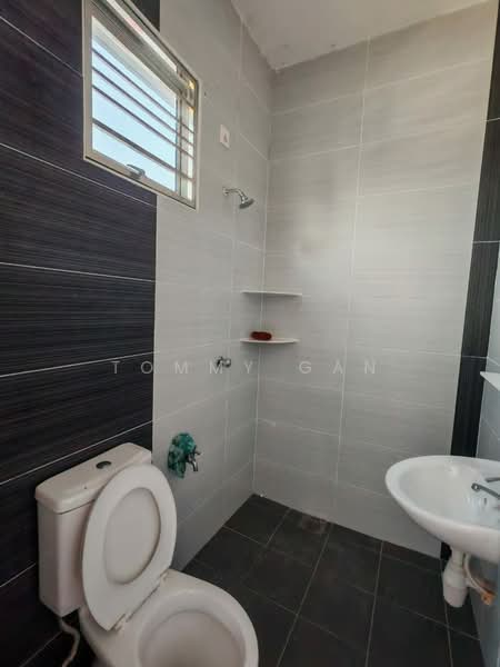 Rumah Berkembar untuk Disewa di Taman Bakap Indah (Sungai Bakap) - Tommy Gan - Bathroom - PropertyGuru.com.my