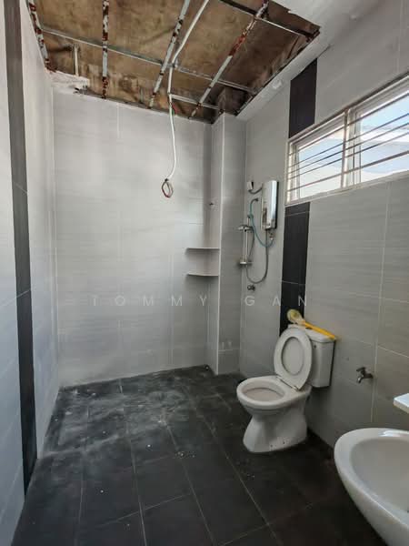 Rumah Berkembar untuk Disewa di Taman Bakap Indah (Sungai Bakap) - Tommy Gan - Bathroom - PropertyGuru.com.my
