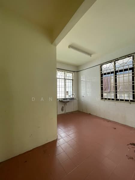 Ground Floor Town House Taman Kenari Sungai Ara untuk Untuk Disewa - RM 1,400 /bulan, Apr 2026 - Kitchen - PropertyGuru.com.my
