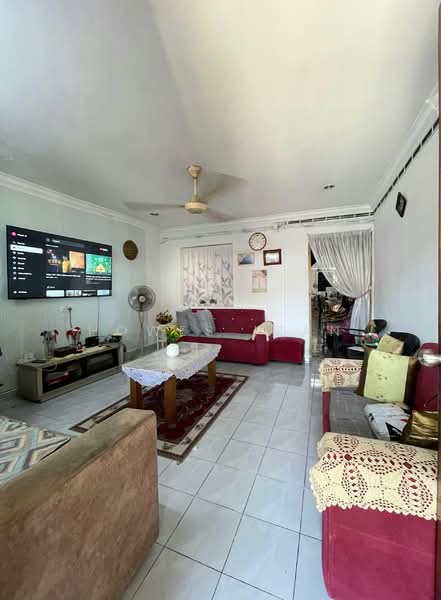 Rumah Teres 2 Tingkat untuk Dijual di Taman Perling (Perling) - Howes Izan - Living Room - PropertyGuru.com.my