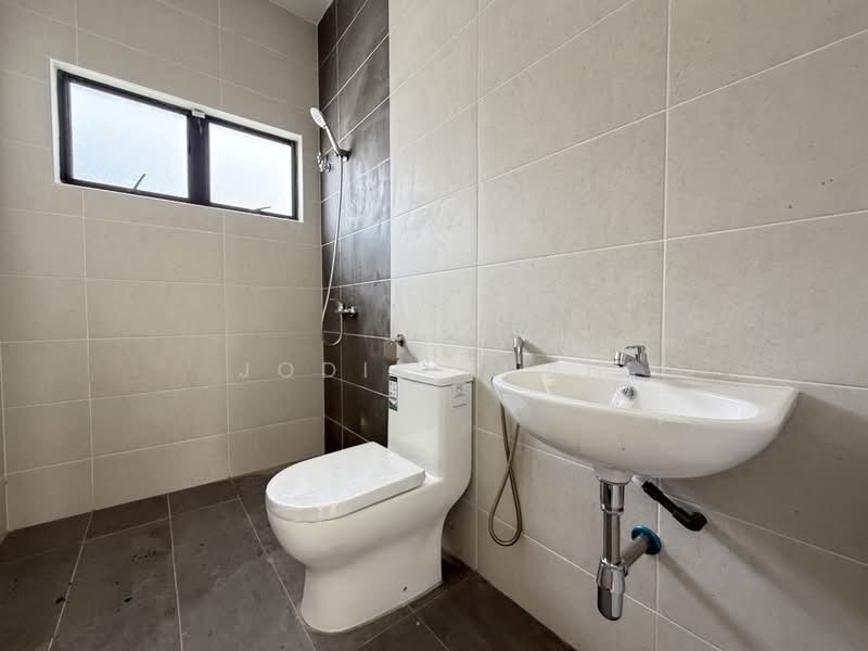 Semi-Detached House for Sale in Bandar Baru Sri Klebang (Chemor) - Jodie Kuan - Bedroom 1 En-suite Bath - PropertyGuru.com.my