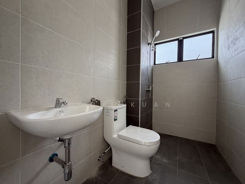 Semi-Detached House for Sale in Bandar Baru Sri Klebang (Chemor) - Jodie Kuan - Bedroom 2 En-suite Bath - PropertyGuru.com.my