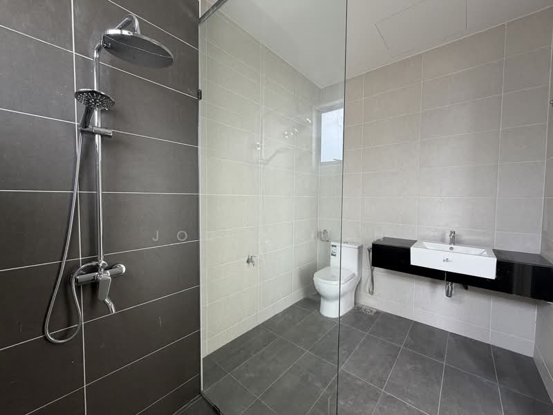 Semi-Detached House for Sale in Bandar Baru Sri Klebang (Chemor) - Jodie Kuan - Master Bedroom En-suite Bath - PropertyGuru.com.my