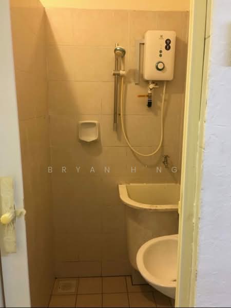 Pangsapuri untuk Dijual di Pinang Emas - Bryan H'ng - Bathroom - PropertyGuru.com.my