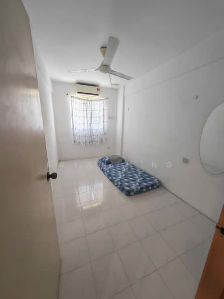 Pangsapuri untuk Dijual di Pinang Emas - Bryan H'ng - Bedroom - PropertyGuru.com.my