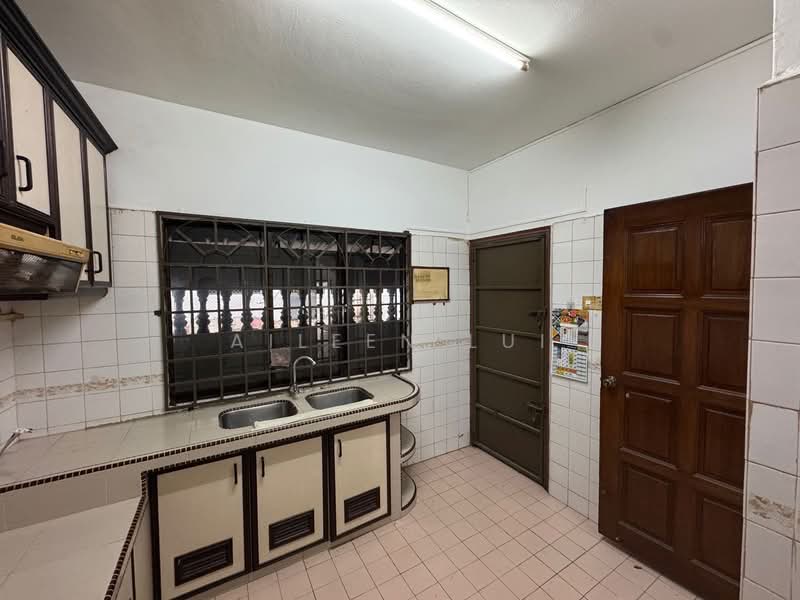 2-storey Terraced House for Sale in Taman Bukit Mewah (Tampoi) - Aileen Lui - Kitchen - PropertyGuru.com.my