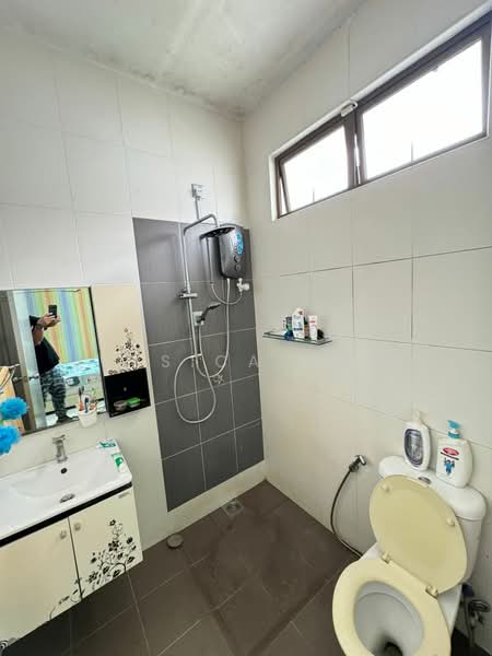 Semi-Detached House for Sale in Bandar Seri Alam (Masai) - Jessica Boey - Bathroom - PropertyGuru.com.my