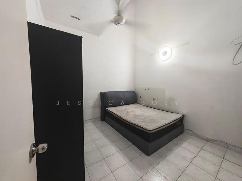 1.5-storey Terraced House for Sale in Taman Pelangi Indah (Ulu Tiram) - Jessica Boey - Bedroom - PropertyGuru.com.my
