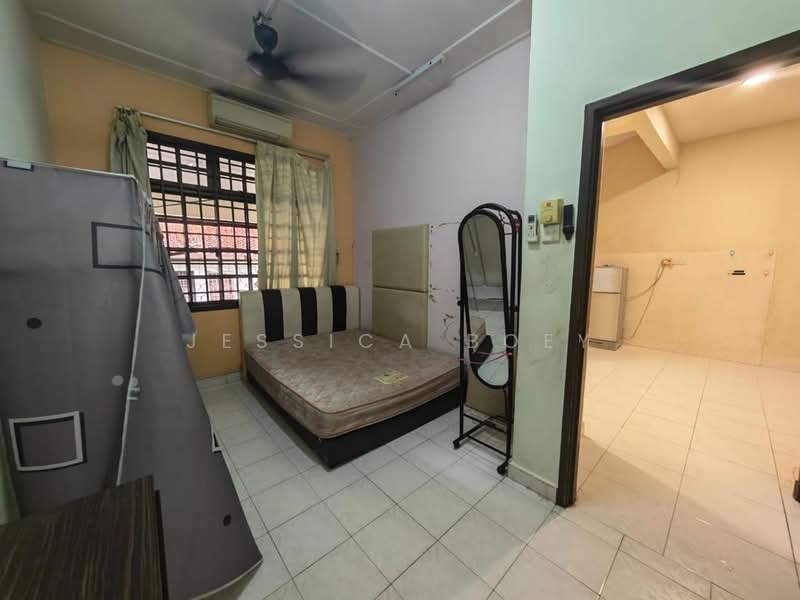 1.5-storey Terraced House for Sale in Taman Pelangi Indah (Ulu Tiram) - Jessica Boey - Bedroom - PropertyGuru.com.my
