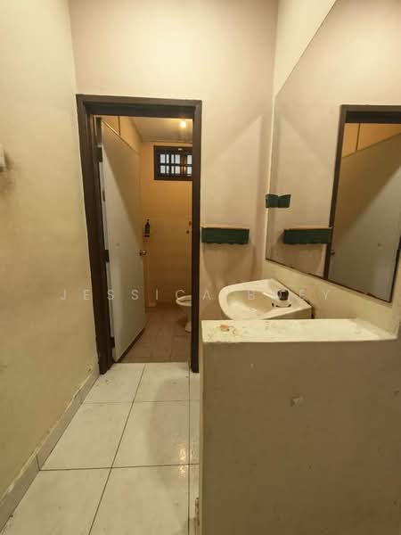 1.5-storey Terraced House for Sale in Taman Pelangi Indah (Ulu Tiram) - Jessica Boey - Bathroom - PropertyGuru.com.my