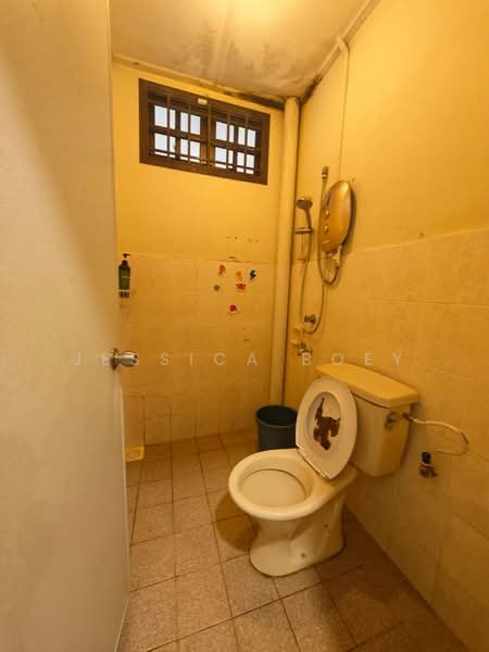 1.5-storey Terraced House for Sale in Taman Pelangi Indah (Ulu Tiram) - Jessica Boey - Bathroom - PropertyGuru.com.my