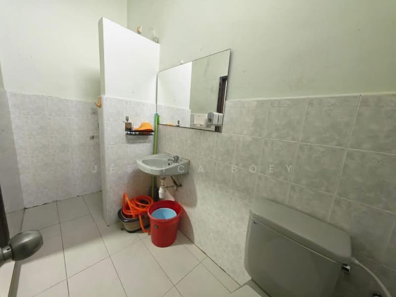 1.5-storey Terraced House for Sale in Taman Pelangi Indah (Ulu Tiram) - Jessica Boey - Bathroom - PropertyGuru.com.my