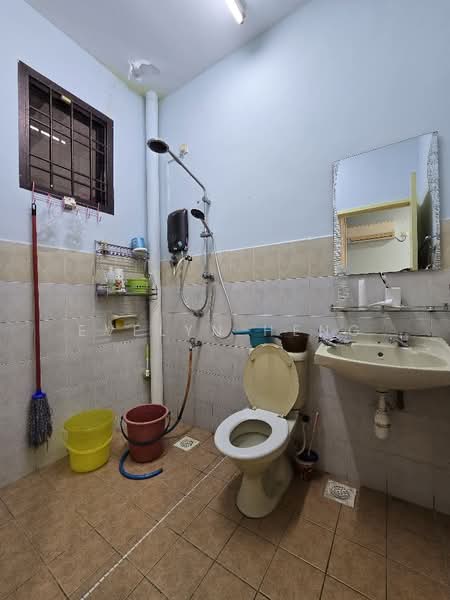 1.5-storey Terraced House for Rent in Taman Pelangi Indah (Ulu Tiram) - Evelyn Heng - Bathroom - PropertyGuru.com.my