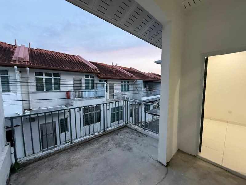 2-storey Terraced House for Sale in Skudai (Johor) - Kai Jing - Balcony - PropertyGuru.com.my