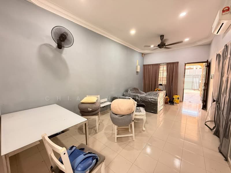 Taman Johor Jaya untuk Untuk Dijual - RM 558,000, Apr 2026 - Living Room - PropertyGuru.com.my