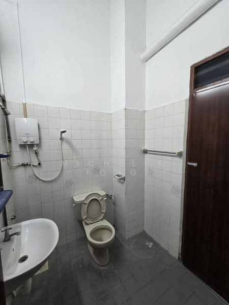 2-storey Terraced House for Sale in Taman Bukit Mewah (Tampoi) - Michelle Fong - Bathroom - PropertyGuru.com.my