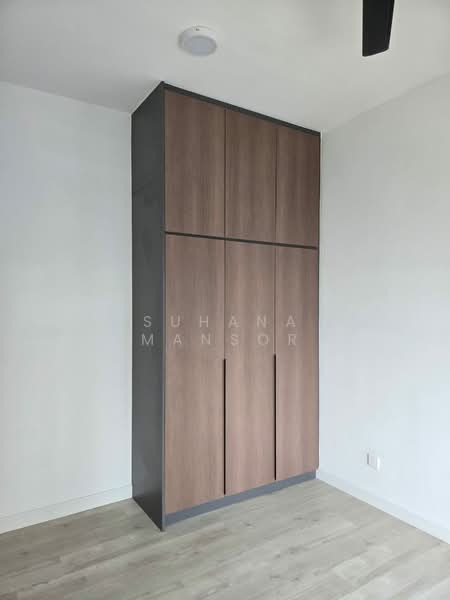 Kondominium untuk Disewa di Quinn Residence - Suhana Mansor - Wardrobe Master Bedroom - PropertyGuru.com.my