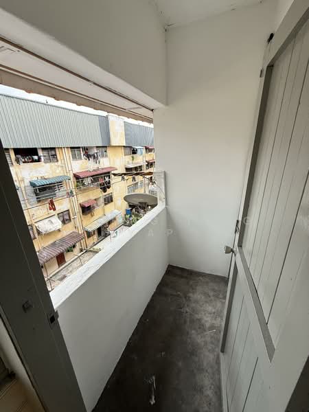 Flat for Sale at SS 13 Flat - Chorng Tyng Yap - Balcony - PropertyGuru.com.my