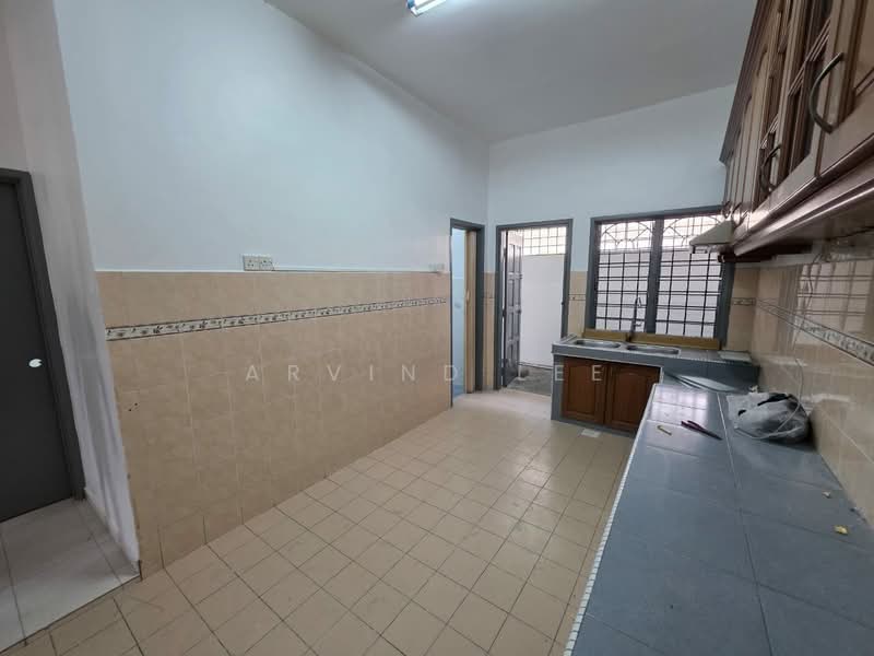 Below Market Value Double Stry Landed 4r3b Jalan Pending Bandar Puteri Klang untuk Untuk Dijual - RM 478,000, Apr 2026 - Kitchen - PropertyGuru.com.my