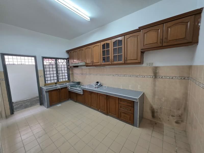 Below Market Value Double Stry Landed 4r3b Jalan Pending Bandar Puteri Klang untuk Untuk Dijual - RM 478,000, Apr 2026 - Kitchen - PropertyGuru.com.my