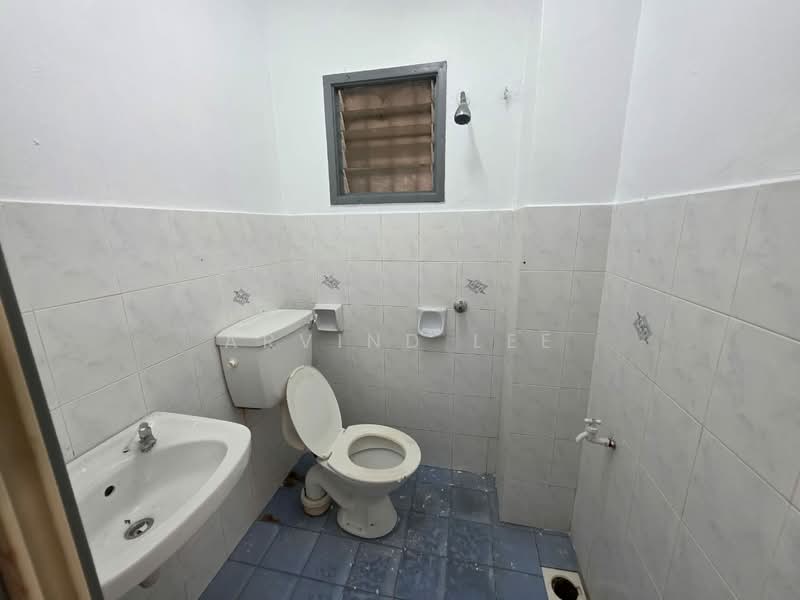 Below Market Value Double Stry Landed 4r3b Jalan Pending Bandar Puteri Klang untuk Untuk Dijual - RM 478,000, Apr 2026 - Bathroom - PropertyGuru.com.my