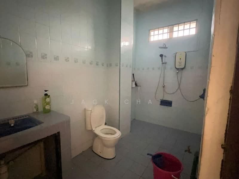 Semi-Detached House for Sale in Taman Bukit Kempas (Tampoi) - Jack Chai - Bathroom - PropertyGuru.com.my