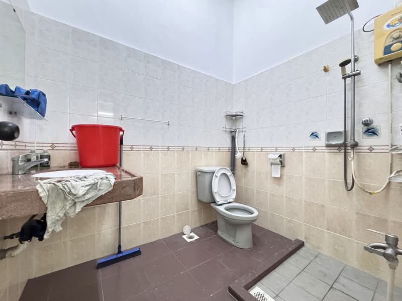 1-storey Terraced House for Sale in Taman Johor Jaya (Johor Bahru) - Wendy Too - Bathroom - PropertyGuru.com.my