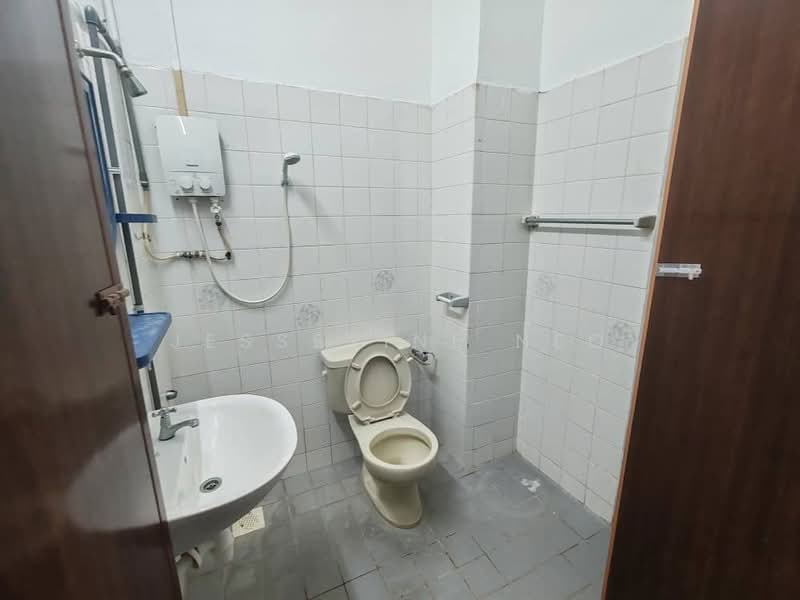 2-storey Terraced House for Sale in Taman Bukit Mewah (Tampoi) - Jesserine Neo - Bathroom - PropertyGuru.com.my