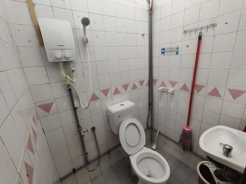 2-storey Terraced House for Sale in Taman Bukit Mewah (Tampoi) - Jesserine Neo - Bathroom - PropertyGuru.com.my