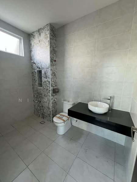 Rumah Kluster untuk Disewa di Taman Bestari Indah (Ulu Tiram) - Nicholas Low - Bathroom - PropertyGuru.com.my