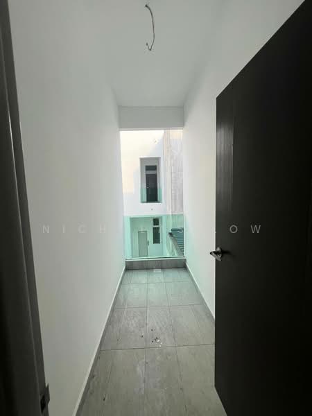 Rumah Kluster untuk Disewa di Taman Bestari Indah (Ulu Tiram) - Nicholas Low - Corridor - PropertyGuru.com.my