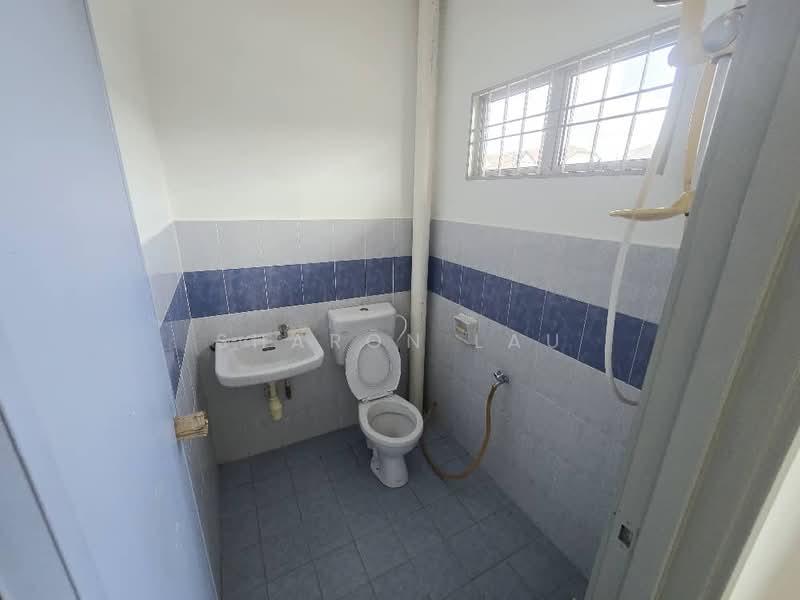 Rumah Teres 2 Tingkat untuk Disewa di Taman Sri Saujana (Kota Tinggi) - Sharon Lau - Bathroom - PropertyGuru.com.my