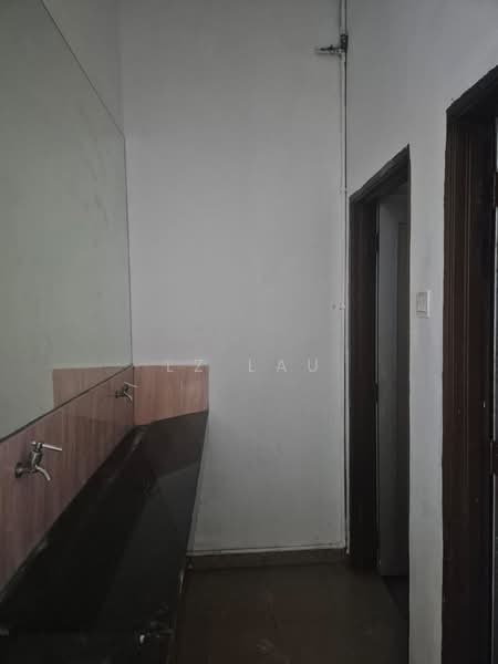 Shop for Rent in Johor Bahru (Johor) - LZ Lau - Bathroom - PropertyGuru.com.my