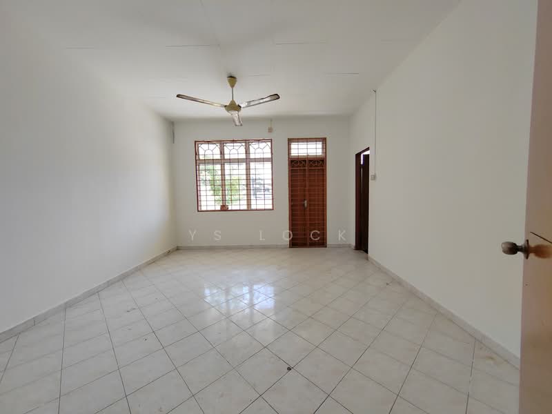 Rumah Teres 2 Tingkat untuk Dijual di Taman Seremban Jaya (Rantau) - YS Lock - Living Room - PropertyGuru.com.my