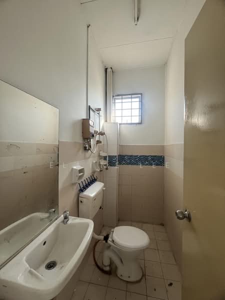 Rumah Teres 2-Tingkat untuk Dijual di Taman Lestari Putra (Seri Kembangan) - Elaine Lee - Bathroom - PropertyGuru.com.my