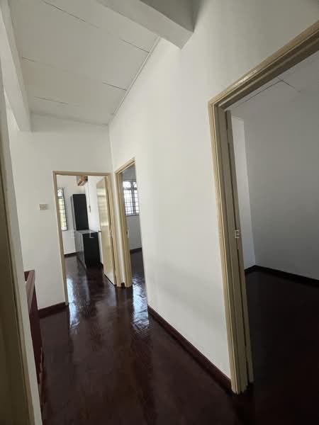 Rumah Teres 2-Tingkat untuk Dijual di Taman Lestari Putra (Seri Kembangan) - Elaine Lee - Corridor - PropertyGuru.com.my