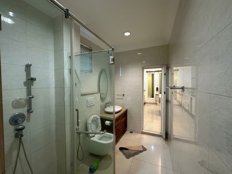 Jelutong 2 and half Storey Terrace Corner Unit untuk Untuk Disewa - RM 5,500 /bulan, Apr 2026 - Bathroom - PropertyGuru.com.my