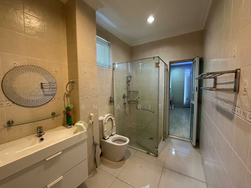 Jelutong 2 and half Storey Terrace Corner Unit untuk Untuk Disewa - RM 5,500 /bulan, Apr 2026 - Bathroom - PropertyGuru.com.my
