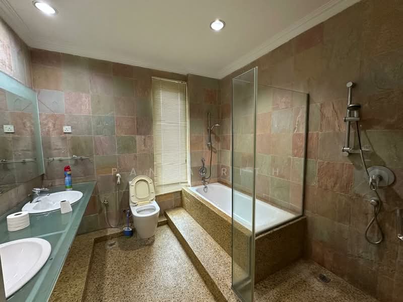 Jelutong 2 and half Storey Terrace Corner Unit untuk Untuk Disewa - RM 5,500 /bulan, Apr 2026 - Bathroom - PropertyGuru.com.my