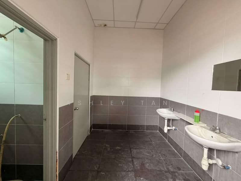 Factory for Sale in Taman IKS Bukit Minyak (Bukit Mertajam) - Ashley Tan - Bathroom - PropertyGuru.com.my