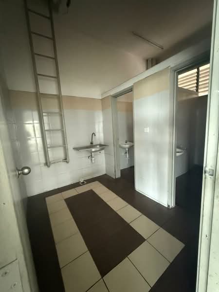Factory for Rent in Taman Perindustrian Air Hitam (Klang) - John Tee - Bathroom - PropertyGuru.com.my