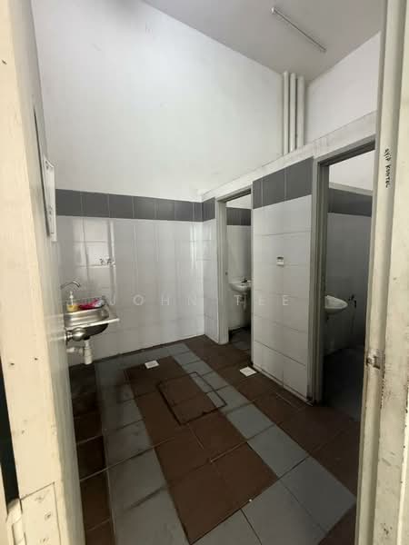 Factory for Rent in Taman Perindustrian Air Hitam (Klang) - John Tee - Bathroom - PropertyGuru.com.my