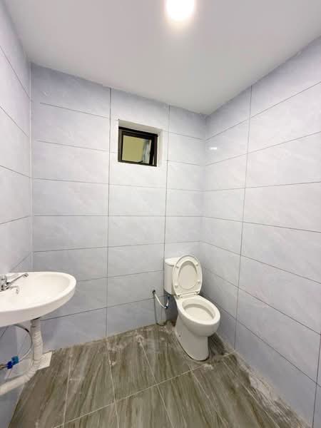 Semi-Detached House for Sale in Taman Daya (Johor Bahru) - Loong Hing Liong - Bathroom - PropertyGuru.com.my