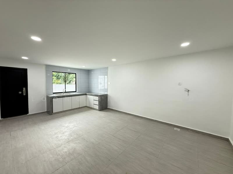 Semi-Detached House for Sale in Taman Daya (Johor Bahru) - Loong Hing Liong - Kitchen - PropertyGuru.com.my