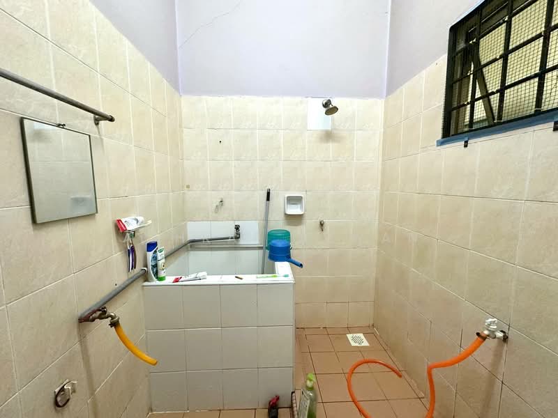 Terraced House for Sale in Bandar Putra Permai (Seri Kembangan) - Ashraf Azwan - Bathroom - PropertyGuru.com.my