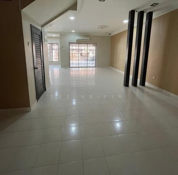2-storey Terraced House for Sale in Denai Alam (Shah Alam) - Sue Arifin - Living Room - PropertyGuru.com.my
