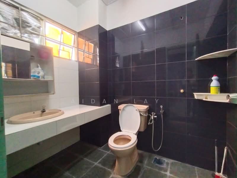 Taman Seri Putra 2 untuk Untuk Dijual - RM 1,090,000, Apr 2026 - Bathroom - PropertyGuru.com.my