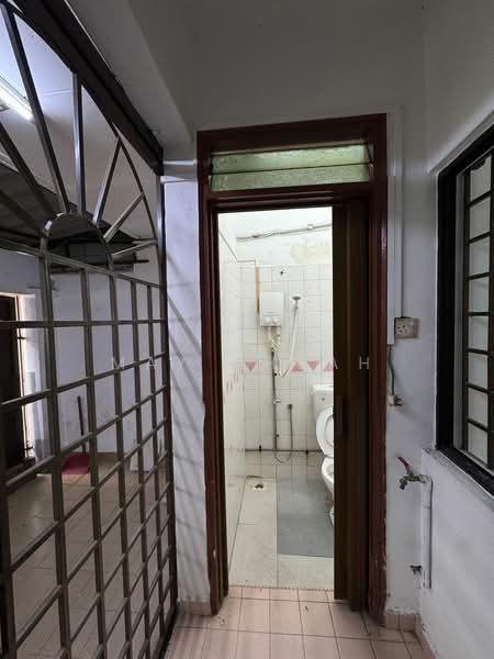 2-storey Terraced House for Sale in Taman Bukit Mewah (Tampoi) - May Chuah - Bathroom - PropertyGuru.com.my